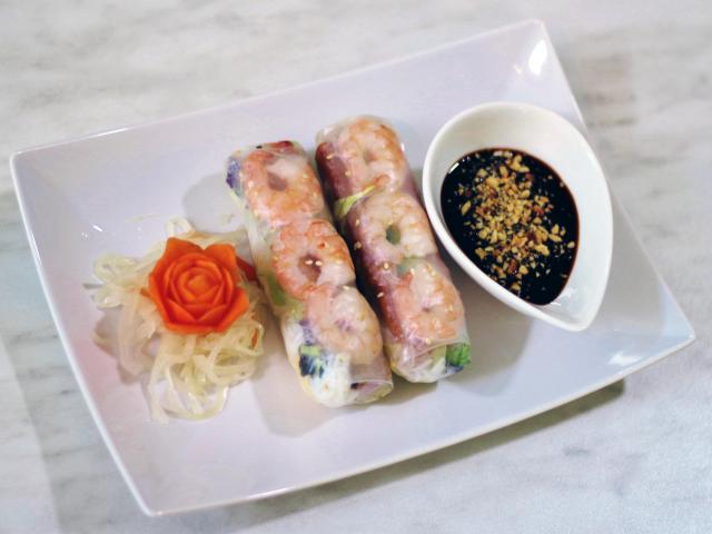 1. Fresh summer rolls with shrimps (2pcs)