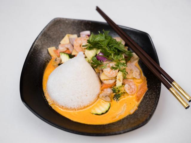 64. Thai curry shrimp cooked in a clay pot